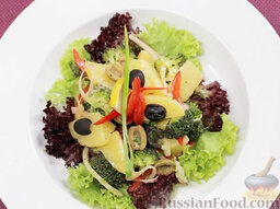 Салат с брокколи а-ля Нисуаз: Украшаем салат из брокколи соломкой перца, маслинами и перышком зеленого лука.    Салат из брокколи готов. Приятного аппетита!