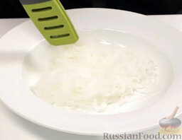 Рагу с грибами в азиатском стиле, с тофу и рисовой лапшой: «Стеклянную» рисовую лапшу заливаем кипятком или готовим по инструкции на упаковке.