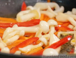 Рагу с грибами в азиатском стиле, с тофу и рисовой лапшой: На очень горячую сковороду наливаем немного масла и быстро, 2 минуты, обжариваем морковь и перец. Добавляем грибы и обжариваем еще минуту.