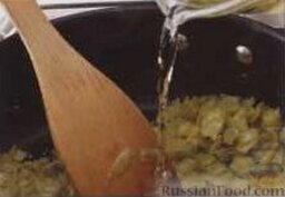 Рыба, запеченная с каперсами: 3. Ввести в сковороду горчицу. Затем постепенно влить пиво или вино. Готовить, помешивая, до загустения соуса, около 5 минут, а затем посолить, поперчить. Вылить соус в жаропрочную форму, разровнять по дну.