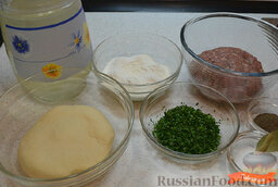 Суп с «ленивыми» пельменями: Отварить заранее мясной бульон. Замесить пельменное тесто. В фарш добавить воду, перемешать.