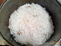 Плов с курицей: Рис добавить к зирваку и аккуратно распределить по поверхности равномерным слоем. Ни в коем случае не перемешивать!