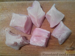 Плов с курицей: Мясо нарезать небольшими кусочками (2,5-3 см).