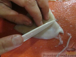 Кус-кус с кальмарами, перцем и острыми колбасками: Кальмары разрезаем в длину и делаем на тушке легкие диагональные надрезы.
