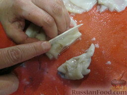 Кус-кус с кальмарами, перцем и острыми колбасками: Нарезаем полосочками поперек тушки.