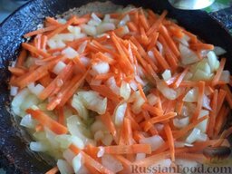 Сырный суп с курицей: Морковь и лук очистить, помыть и нарезать соломкой. Разогреть сковороду, растопить сливочное масло. В масло выложить лук и морковь. Тушить, помешивая, на среднем огне 2-3 минуты.