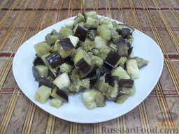 Острый салат из баклажанов и шампиньонов: Отваренные баклажаны порежьте кубиками крупного размера.