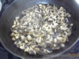 Острый салат из баклажанов и шампиньонов: В разогретой сковороде с растительным маслом поджарьте грибы до полной готовности.