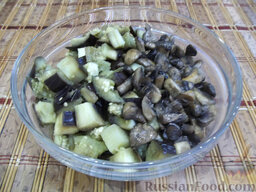 Острый салат из баклажанов и шампиньонов: Жареные шампиньоны и отваренные баклажаны соедините в одной глубокой емкости.
