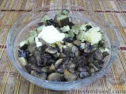 Острый салат из баклажанов и шампиньонов: Добавьте майонез, выдавите чеснок, приправьте солью, черным молотым перцем, молотым имбирем и приправой для грибов.
