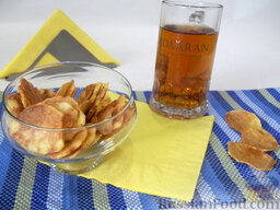 Чипсы по-домашнему: Выкладывайте чипсы в тарелку и подавайте домашние чипсы к столу, с пенистым пивом.