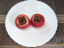 Яблочный десерт: Сверху орехов выложите мытые ягоды винограда.
