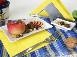 Яблочный десерт: Готовые яблоки выложите на блюдо и подавайте яблочный десерт к столу.