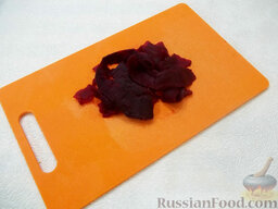 Свекольный салат с сыром адыгейским: Свеклу порежьте тоненькими длинненькими полосками, как показано на фото. Для этого процесса лучше всего применить нож для овощей.