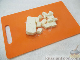 Свекольный салат с сыром адыгейским: Адыгейский сыр порежьте крупными кусочками, примерно по 1,5-2 см.