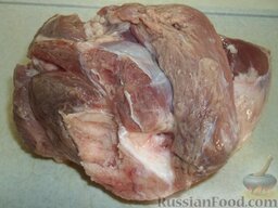 Запеченное мясо в духовке: Мясо вымойте, очистите от пленки и лишнего жира.