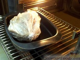 Запеченное мясо в духовке: Выложите мясо на противень и отправьте его запекаться в духовку на 2 часа (духовку разогрейте до 180 градусов).
