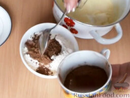 Очень шоколадные кексы: Какао всыпать в муку. Перемешать до однородной массы.