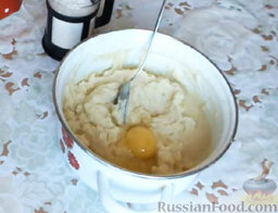 Картофельные котлетки: Как приготовить картофельные котлетки:    В картофельное пюре вбить яйцо.