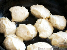 Картофельные котлетки: На сковороде разогреть растительное масло. Ложкой выкладывать на сковороду небольшие котлетки.