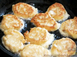 Картофельные котлетки: Обжарить картофельные котлетки с двух сторон до румяной корочки.