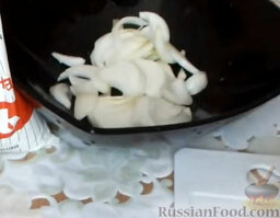 Скумбрия, запеченная в духовке: Лук нарезать полукольцами, выложить в миску.