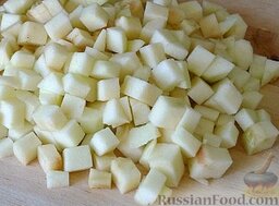 Cалат "Черепаха": Яблоко очистить от кожуры и семян, нарезать мелкими кубиками, сбрызнуть соком лимона, перемешать.