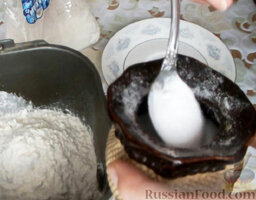 Хлеб на сметане, с луком (в хлебопечке): Добавить соль и сахар.