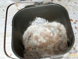 Хлеб на сметане, с луком (в хлебопечке): Раскрошить в чашу дрожжи.