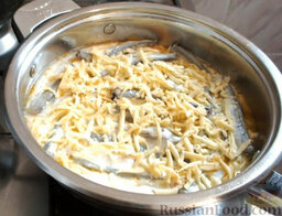 Мойва под соусом: Посыпать рыбу сыром. Готовить блюдо под крышкой еще 10 минут.