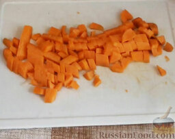 Мойва под соусом: Морковь очистить, вымыть и нарезать небольшими кубиками.
