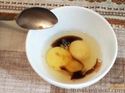Мойва под соусом: Отдельно смешать яйца с соевым соусом.