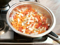 Мойва под соусом: В глубокую сковороду налить растительное масло. Выложить овощи. Закрыть крышкой, убавить огонь до слабого. Тушить под крышкой 10 минут.