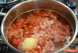 Томатный суп с лапшой: Отправить помидоры в кипящую воду, влить томатный сок.   Раздавить туда же чеснок.   Очистить и добавить в кастрюлю целую морковь и луковицу.   Варить на маленьком огне 20 минут.