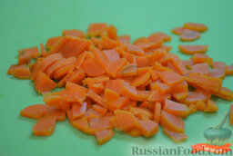 Томатный суп с лапшой: Вынуть из супа морковь и лук. Морковь слегка остудить, нарезать кусочками и отправить обратно в суп.