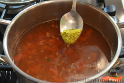 Томатный суп с лапшой: Добавить овощную приправу (или кубик бульона), при необходимости подсолить по вкусу.  Добавить лапшу (вермишель) и лавровый лист. Варить примерно 4 минуты, до готовности лапши.   Влить в суп сливки, перемешать и выключить огонь.