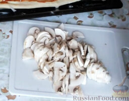 Пицца с грибами и морепродуктами: Сырые шампиньоны нарезать тонкими пластинками.