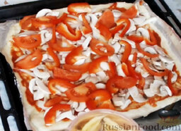Пицца с грибами и морепродуктами: Перец тонко нарезать и тоже разложить по поверхности пиццы.