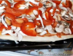 Пицца с грибами и морепродуктами: Сверху выложить морепродукты.