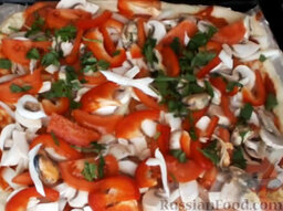 Пицца с грибами и морепродуктами: Зелень нарезать, посыпать пиццу.