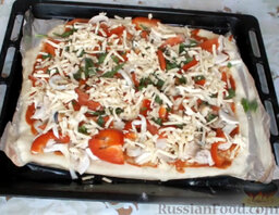 Пицца с грибами и морепродуктами: Сыр натереть и посыпать пиццу сверху.  Разогреть духовку. Готовить пиццу с грибами и морепродуктами 40 минут при температуре 180 градусов.