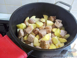 Жаркое в венгерском стиле: Картофель очистите, порежьте большими кусочками и отправьте обжариваться к мясу.