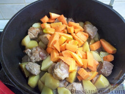 Жаркое в венгерском стиле: Морковь очистите, порежьте длинненькой большой соломкой и отправьте жариться вслед за картофелем.