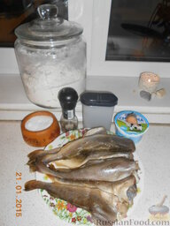 Навага жареная, со сметанным соусом: Чистим рыбу от чешуи, отрезаем плавники с хвостом.   Приправляем рыбу солью, черным и душистым перцем.