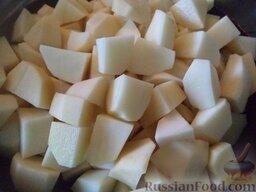 Рассольник с копченостями: Очистить, помыть картофель, нарезать кусочками.