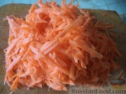 Рассольник с копченостями: Морковь очистить, помыть, натереть на крупной терке.