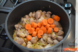 Тушеный гуляш с овощами: Добавить морковь в казанок. Залить 500 мл воды.   Картофель порезать крупными кусочками.