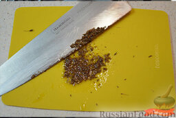 Тушеный гуляш с овощами: На доску насыпать тмин, добавить 1 ч. л. оливкового масла и измельчить ножом.