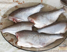 Речная рыба жареная: Рыбу очистить от чешуи, выпотрошить, вымыть. Отрезать хвост, плавники и голову.