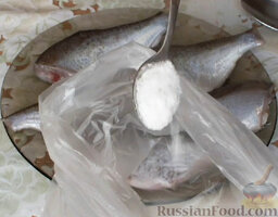 Речная рыба жареная: В пакет всыпать соль.